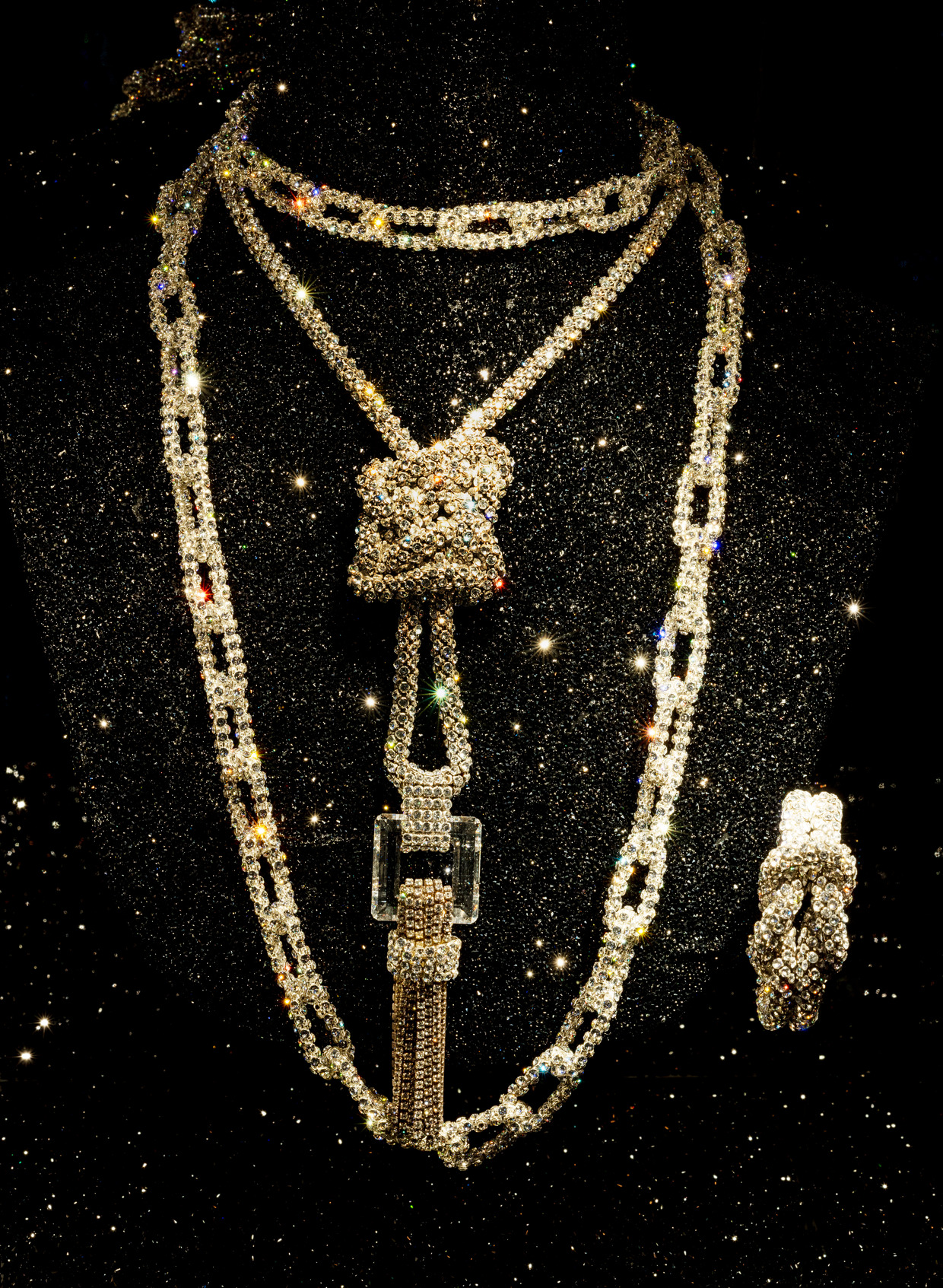 Accessories der US-amerikanischen Sängerin Lizzo: Crystal Mesh Love Knot Bracelet, Good Luck Knot Necklace und Crystal Mesh Chain Necklace 