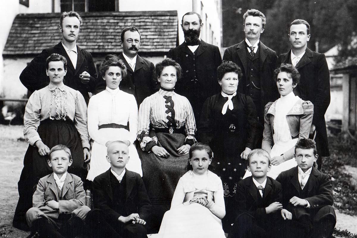 Bild der Gründer mit ihren Familien bei der Ankunft in Wattens 1895