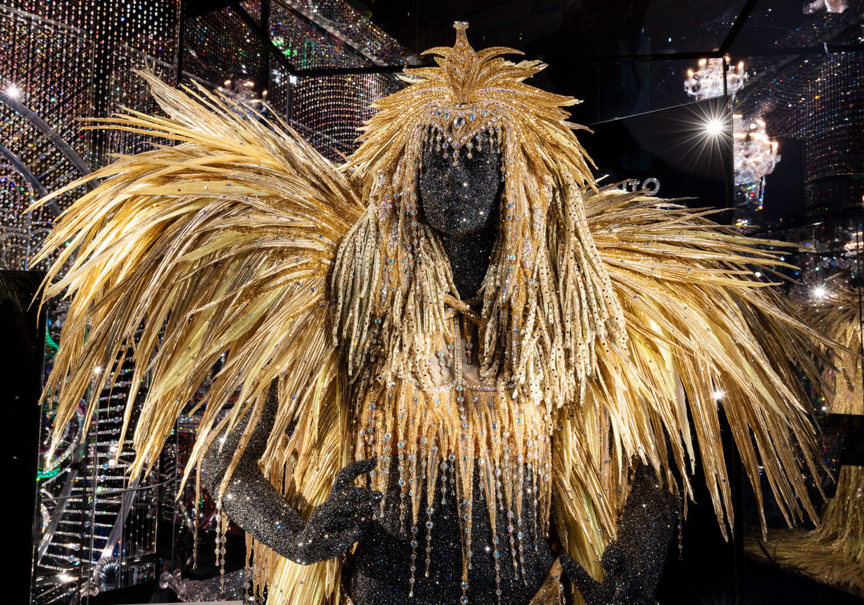 Original-Eröffnungskostüm mit golden Flügeln, Kopfschmuck, Stiefeln, getragen während ihrer Shows im Caesar’s Palace / Las Vegas, 2008