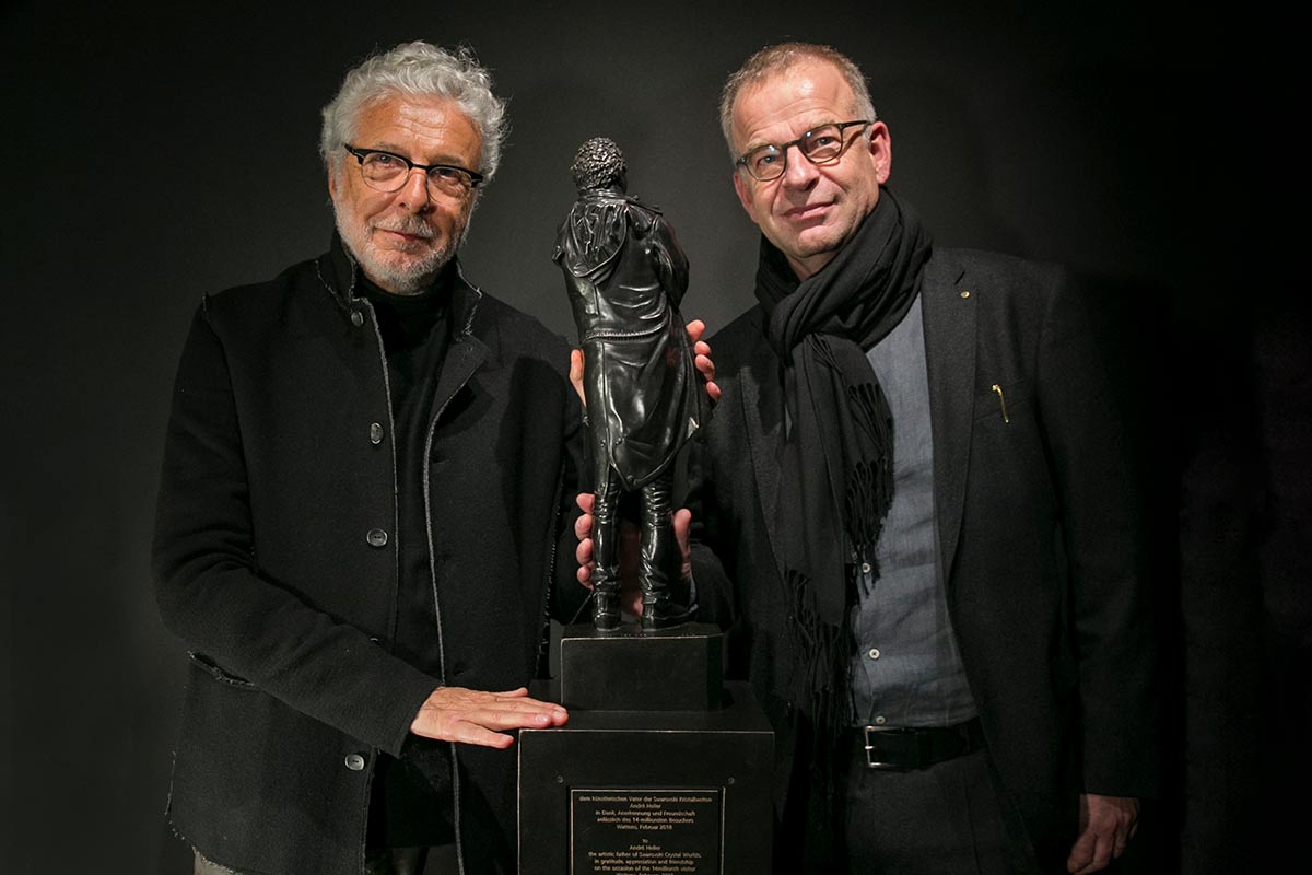 André Heller (li.) mit der zu seinen Ehren gestalteten Skulptur des Tiroler Künstlers Georg Loewit (re.) in Hellers Wunderkammer Heroes of Peace.