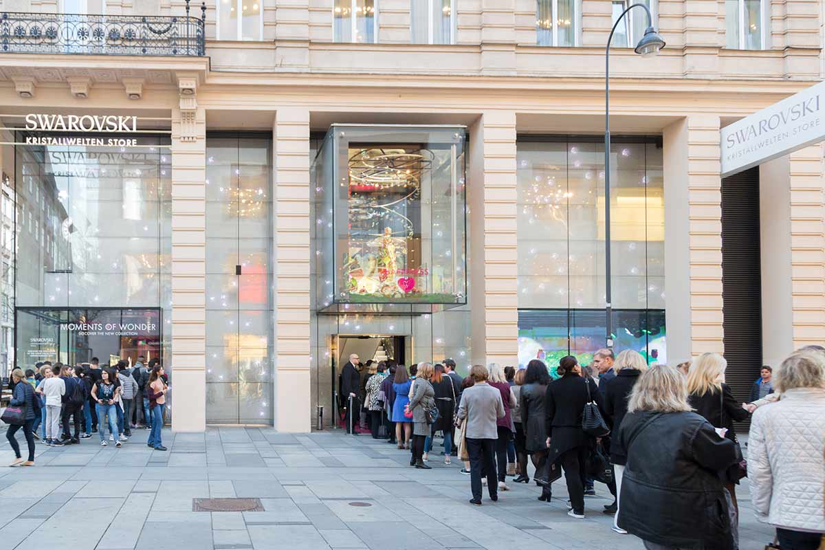 Wartende „be Swarovski“-Kunden vor dem Swarovski Kristallwelten Store Wien
