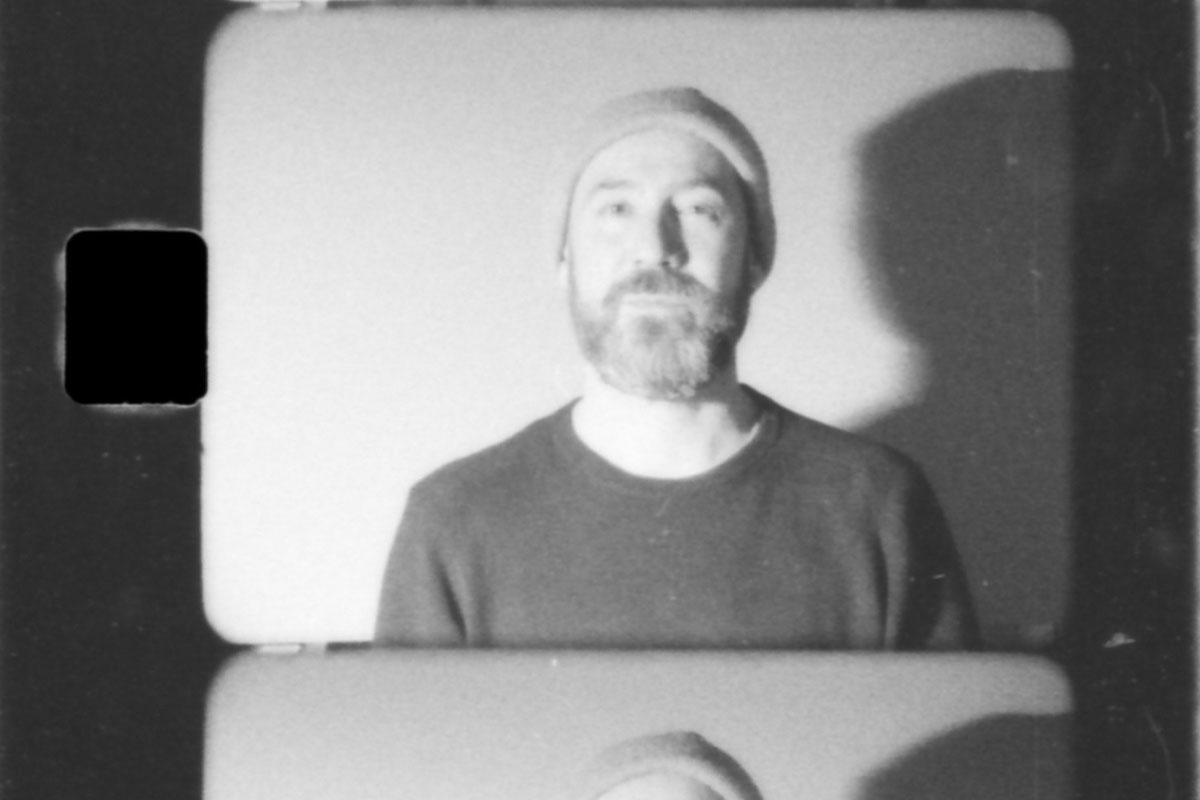 Der Künstler Jürgen Bauer wechselt in seinem Kurzfilm von Schwarz-Weiß auf Farbe. 