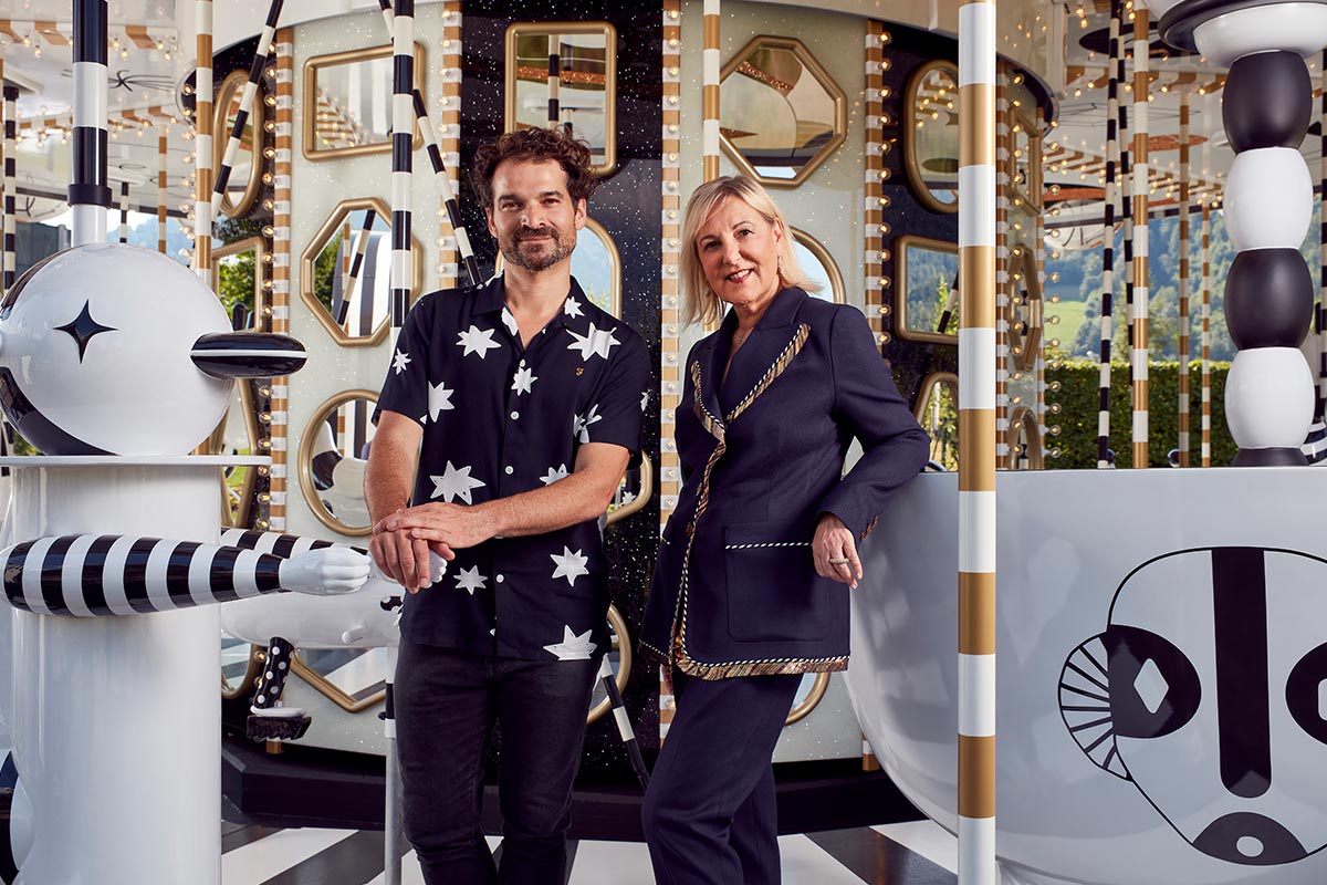Designer Jaime Hayon und Carla Rumler vor dem neuen fantasievollen Carousel.