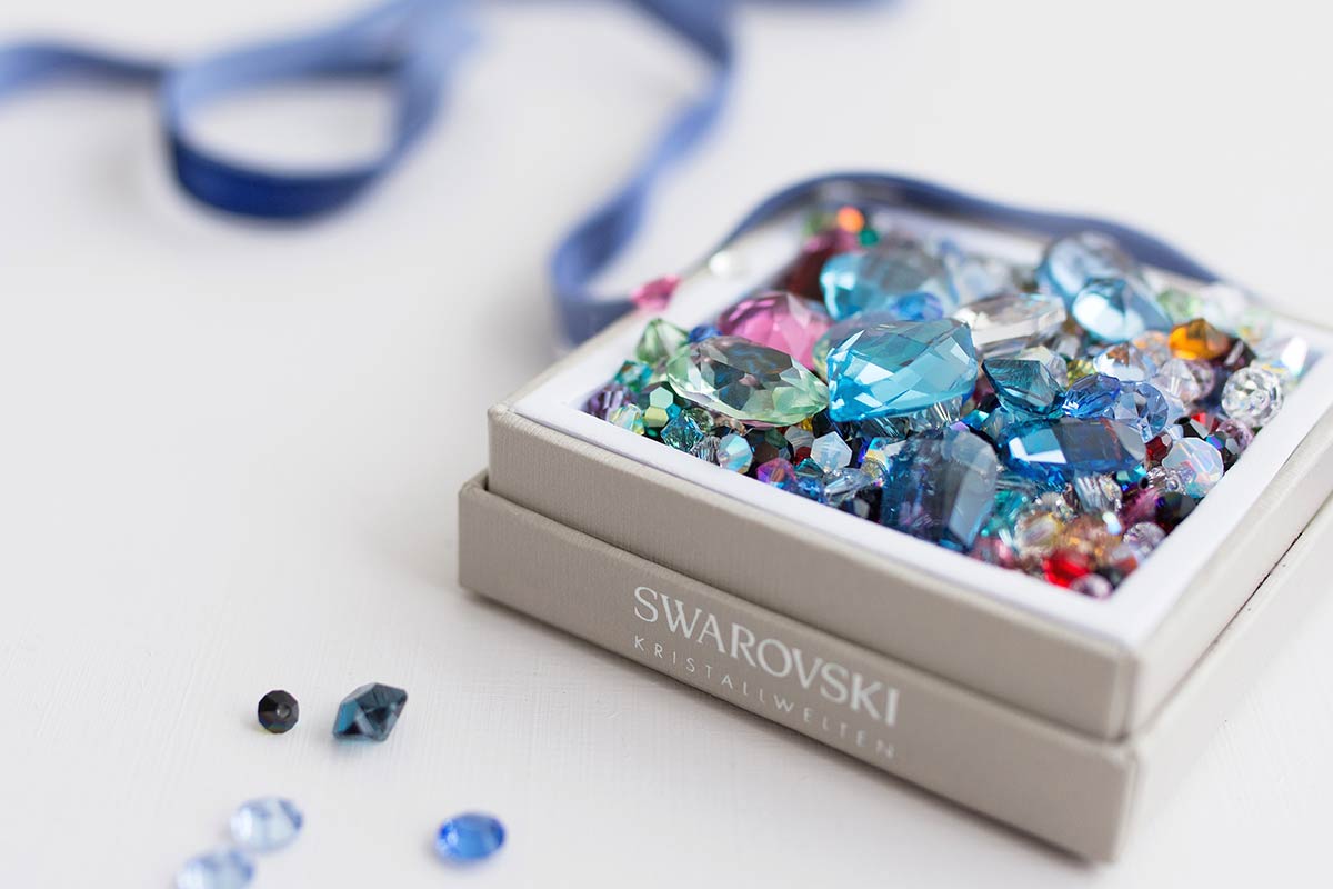 Kleine Boxen mit funkelnden Kristallen könnt ihr im Swarovski Kristallwelten Store kaufen.