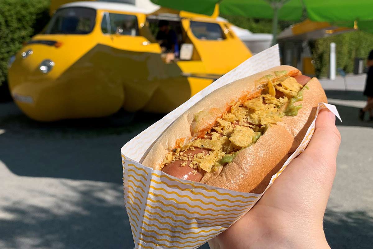Den leckeren Zirkus-Hotdog gibts beim Dicken Bus im Garten der Swarovski Kristallwelten.
