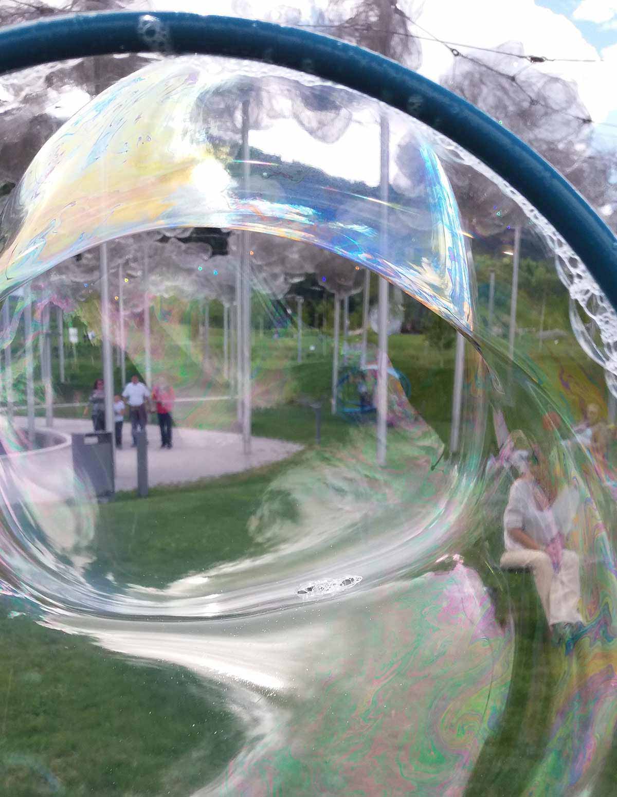 Riesenseifenblasen beim Familienfest