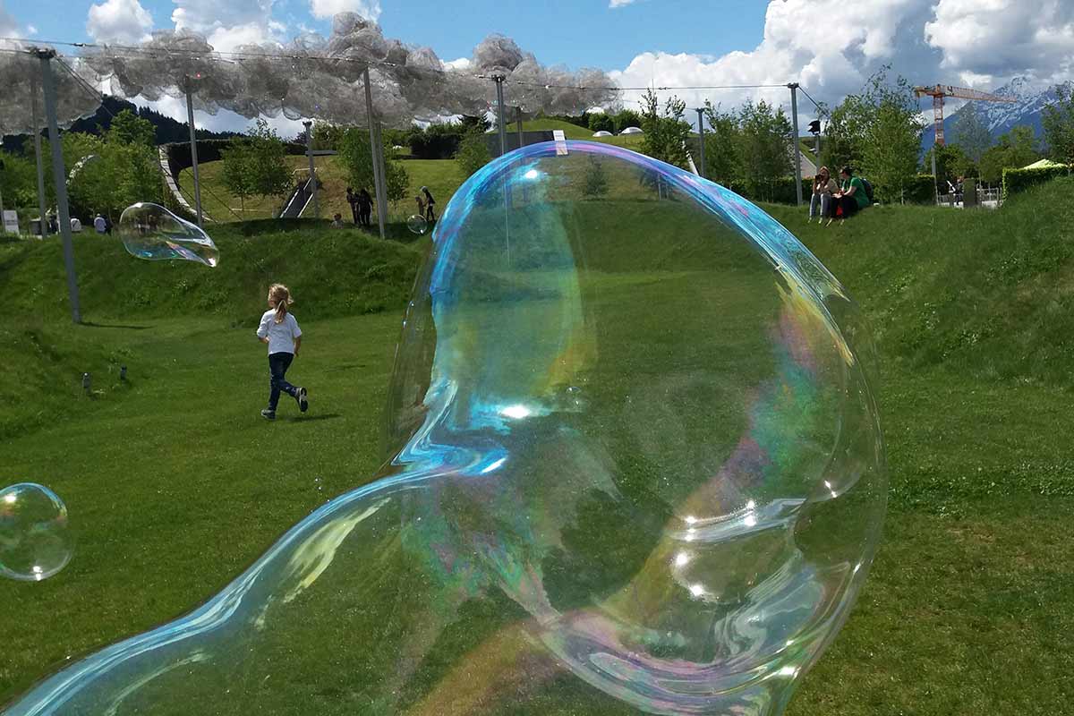 Riesenseifenblasen beim Familienfest