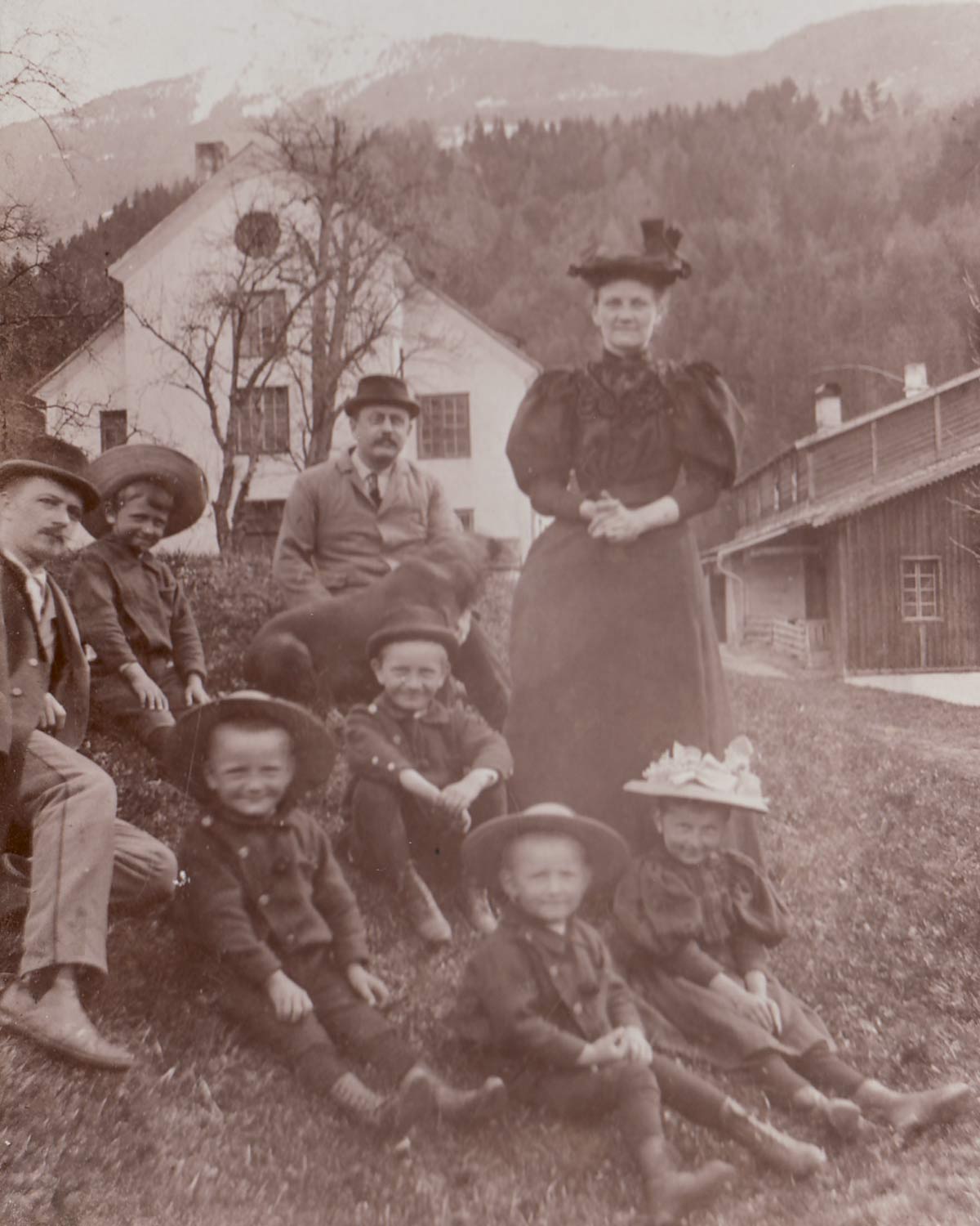 Daniel Swarovski, Frau Marie und Schwager Franz Weis mit Kindern beider Familien