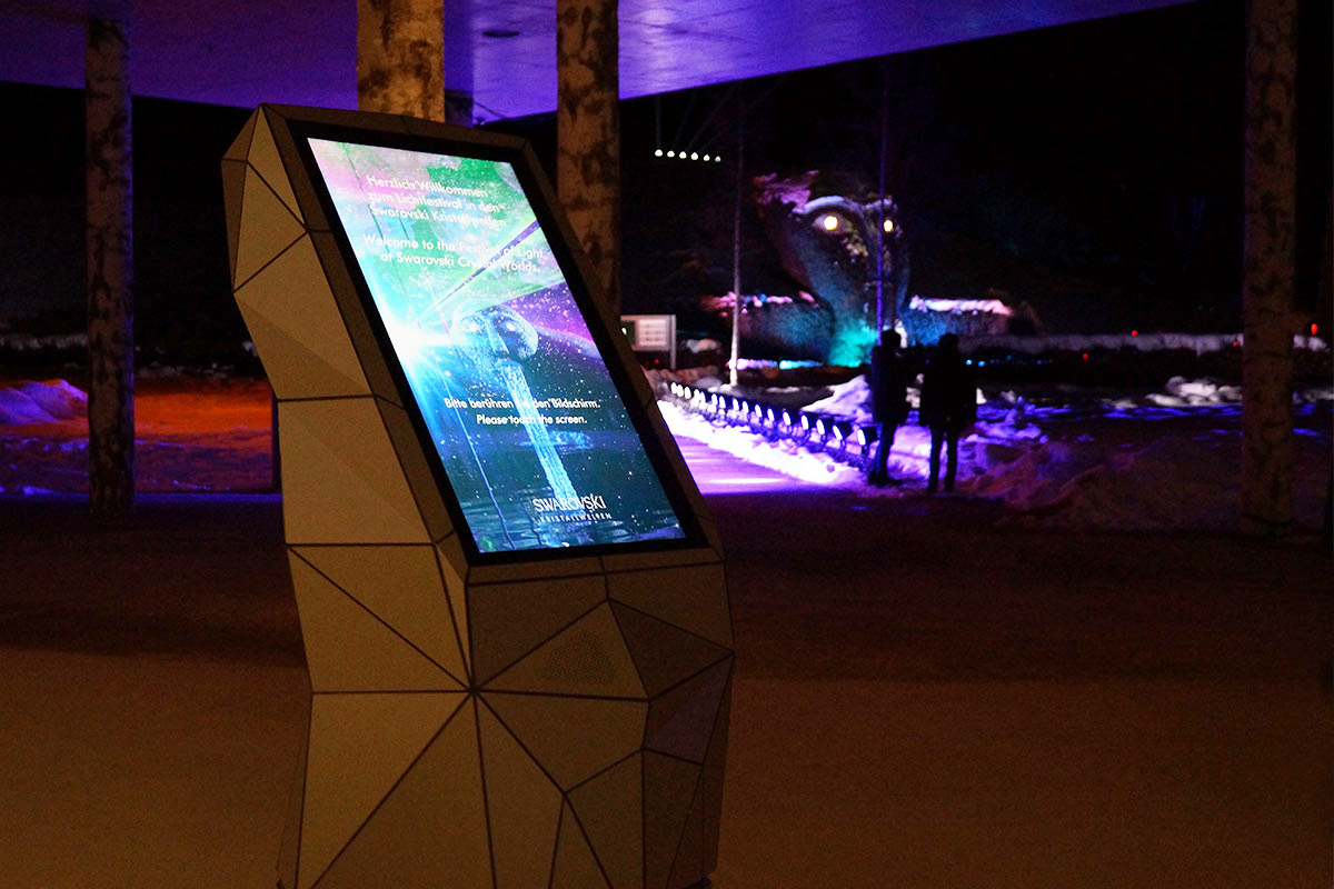 Zwei Roboter begrüßen die Gäste und zeigen gleich alle wichtigen Infos zum Lichtfestival.