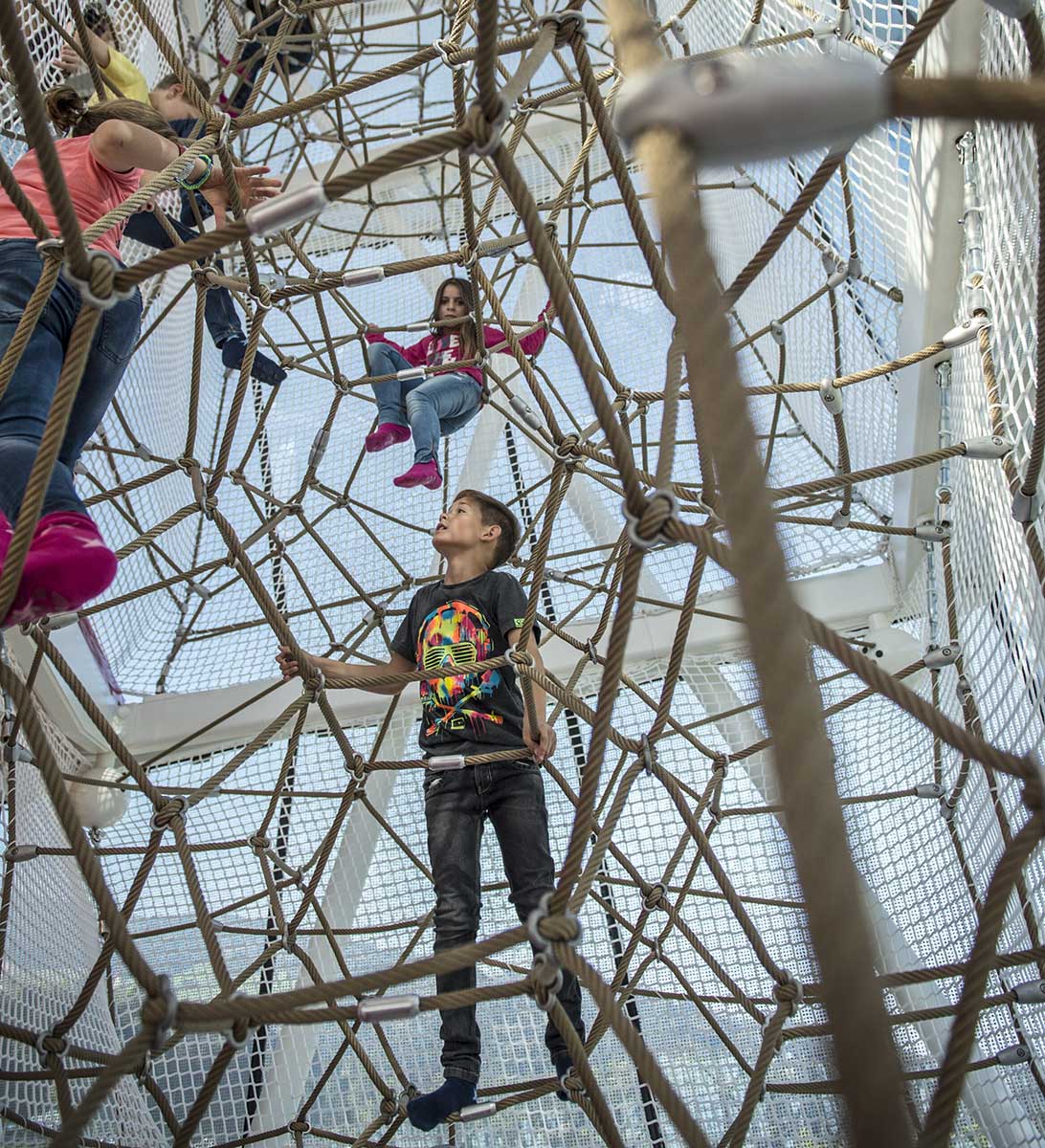 Kinder klettern im Kletternetz des Spielturms in den Swarovski Kristallwelten Wattens
