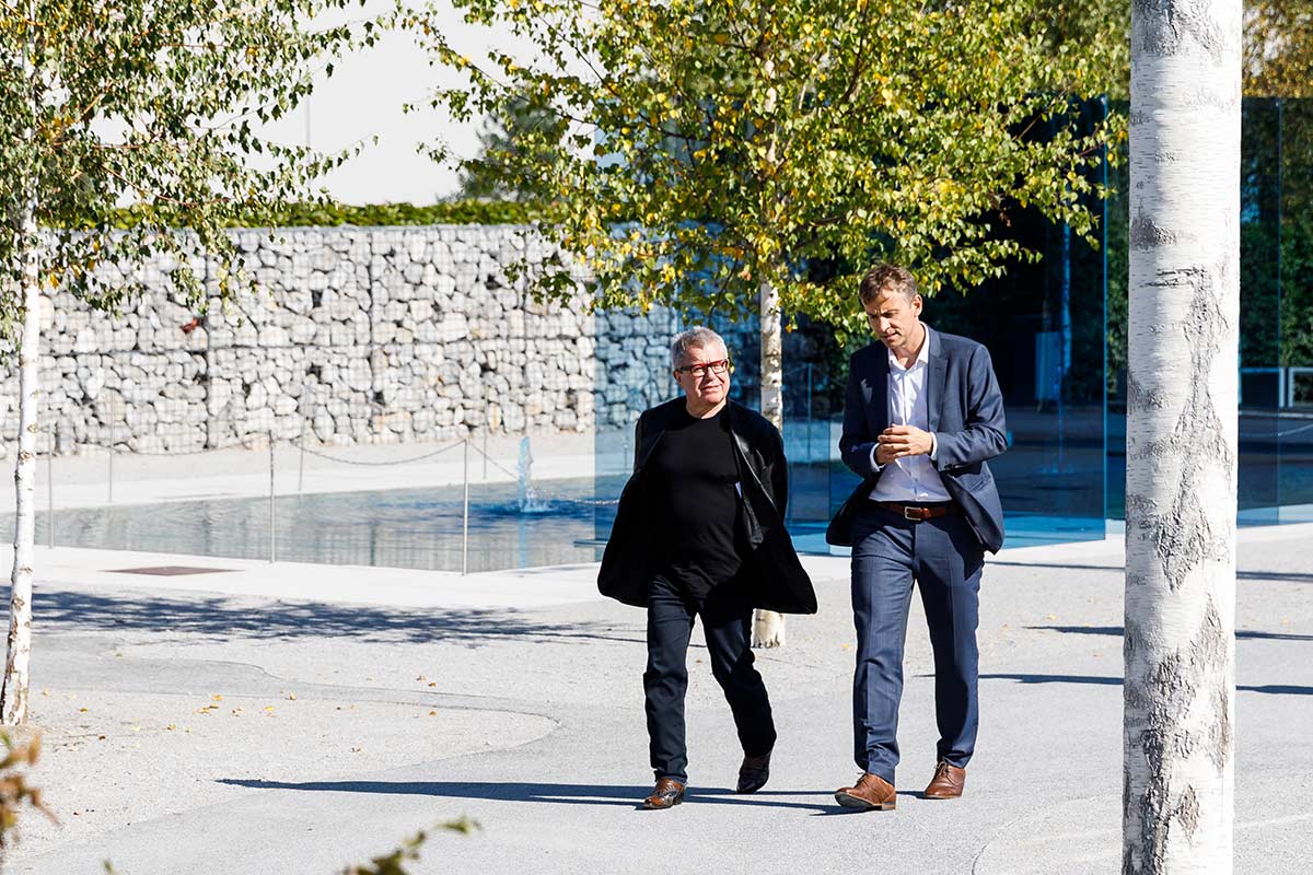 Stararchitekt Daniel Libeskind und Kristallwelten-Geschäftsführer Stefan Isser beim Besuch der Swarovski Kristallwelten 