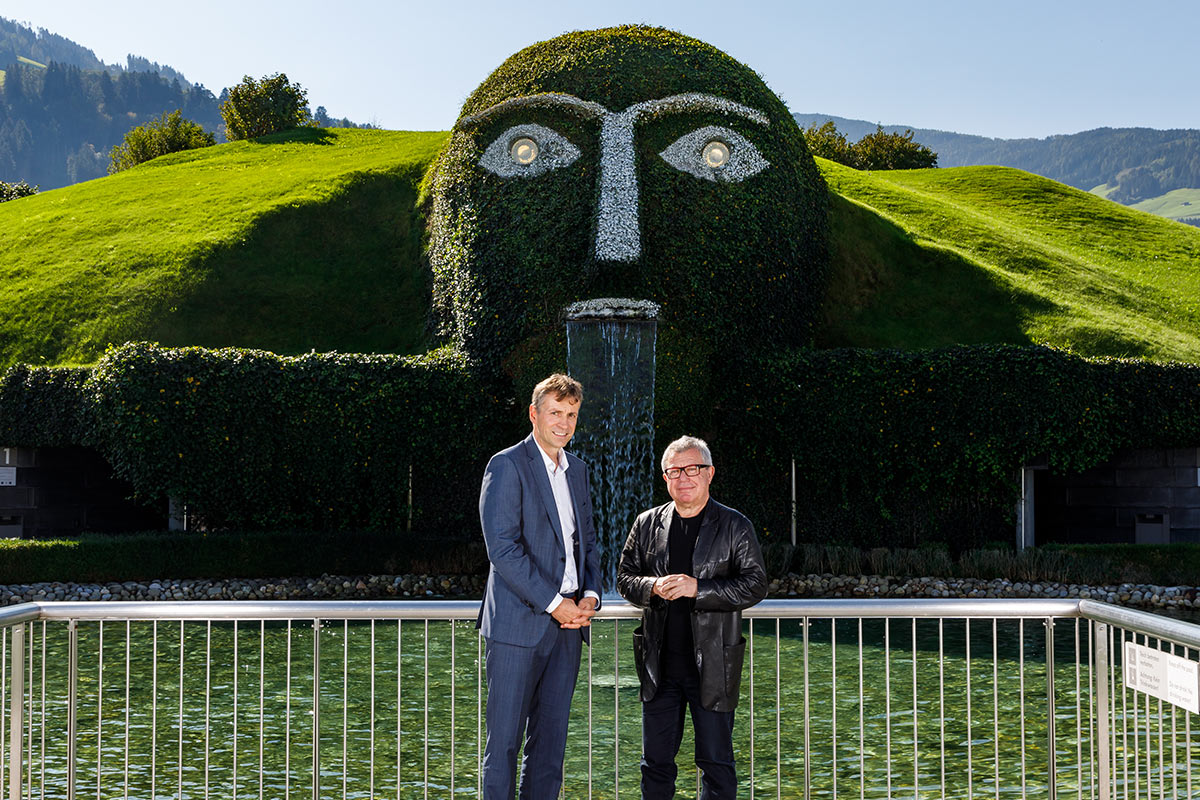 Stefan Isser und Daniel Libeskind vor dem ikonischen Kopf des Riesen