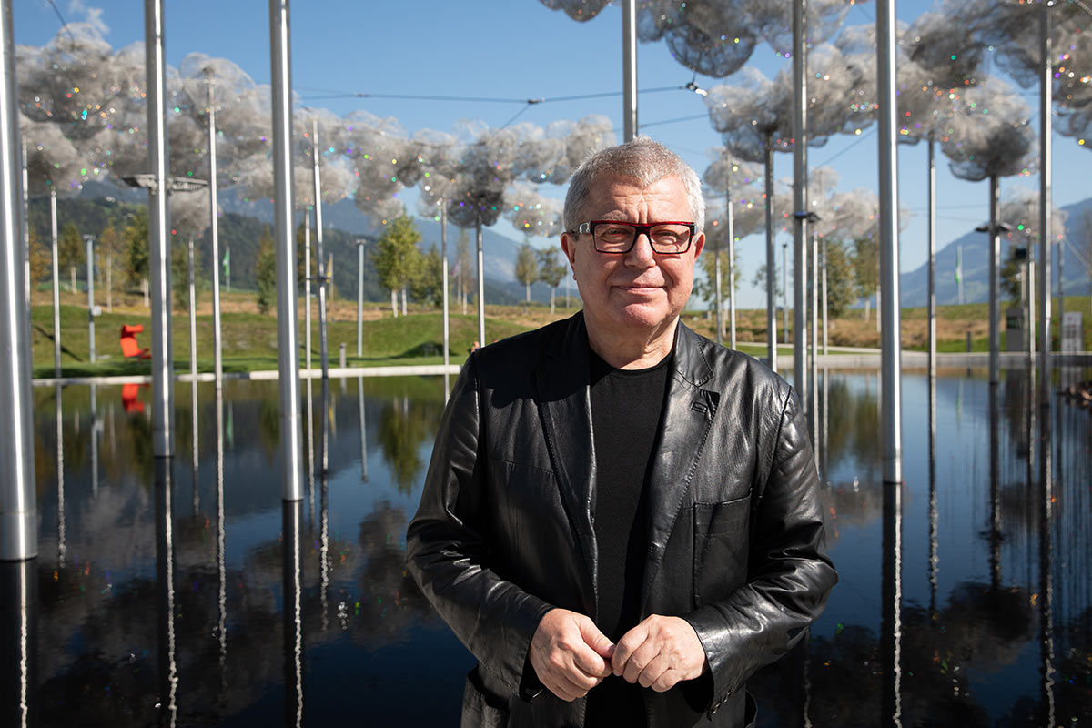 Daniel Libeskind vor der Kristallwolke im Garten der Swarovski Kristallwelten