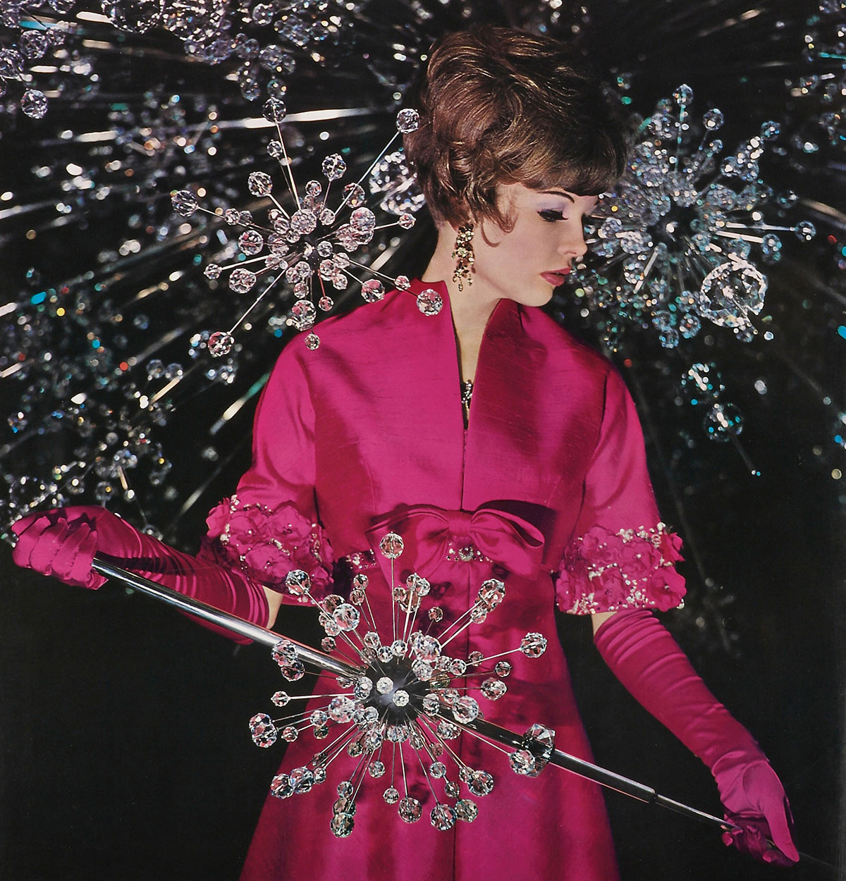 Model mit Sputnik-Lustern, 1967. Diese Luster der Firma Lobmeier mit Swarovski Kristallen funkeln auch in der Metropolitan Opera in New York. @ Swarovski Corporate Archive