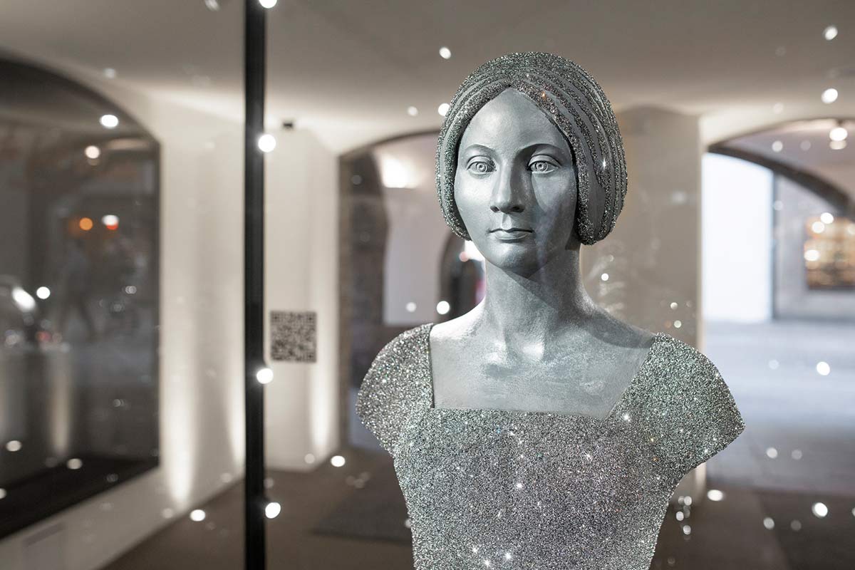 Bianca Maria Sforza funkelt im Swarovski Kristallwelten Store Innsbruck mit ihrem Gemahlen um die Wette.