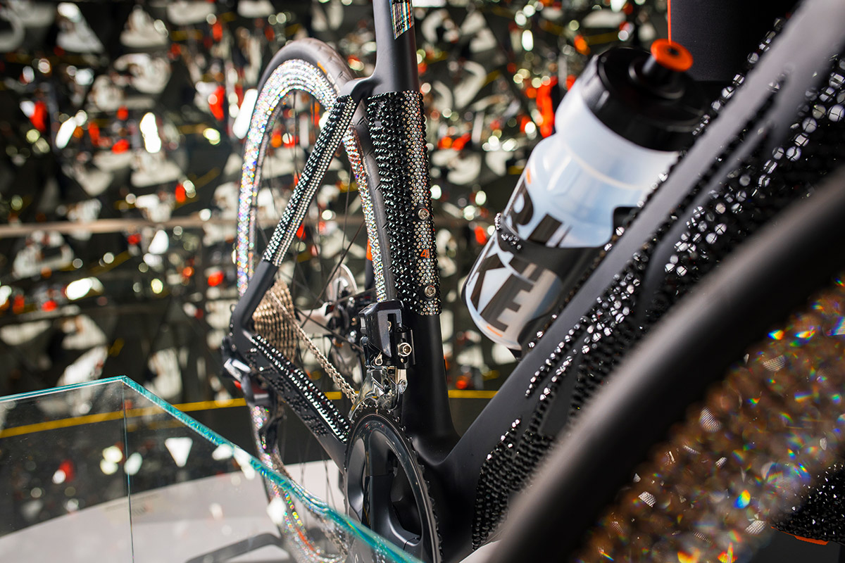 Das Profirennrad wurde mit 12.000 Kristallen verziert.