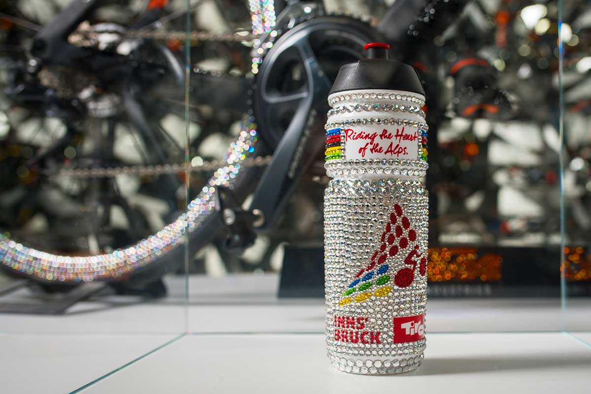 Eine Trinkflasche der besonderen Art wurde anlässlich der Rad WM mit 3.000 Kristallen bestückt.