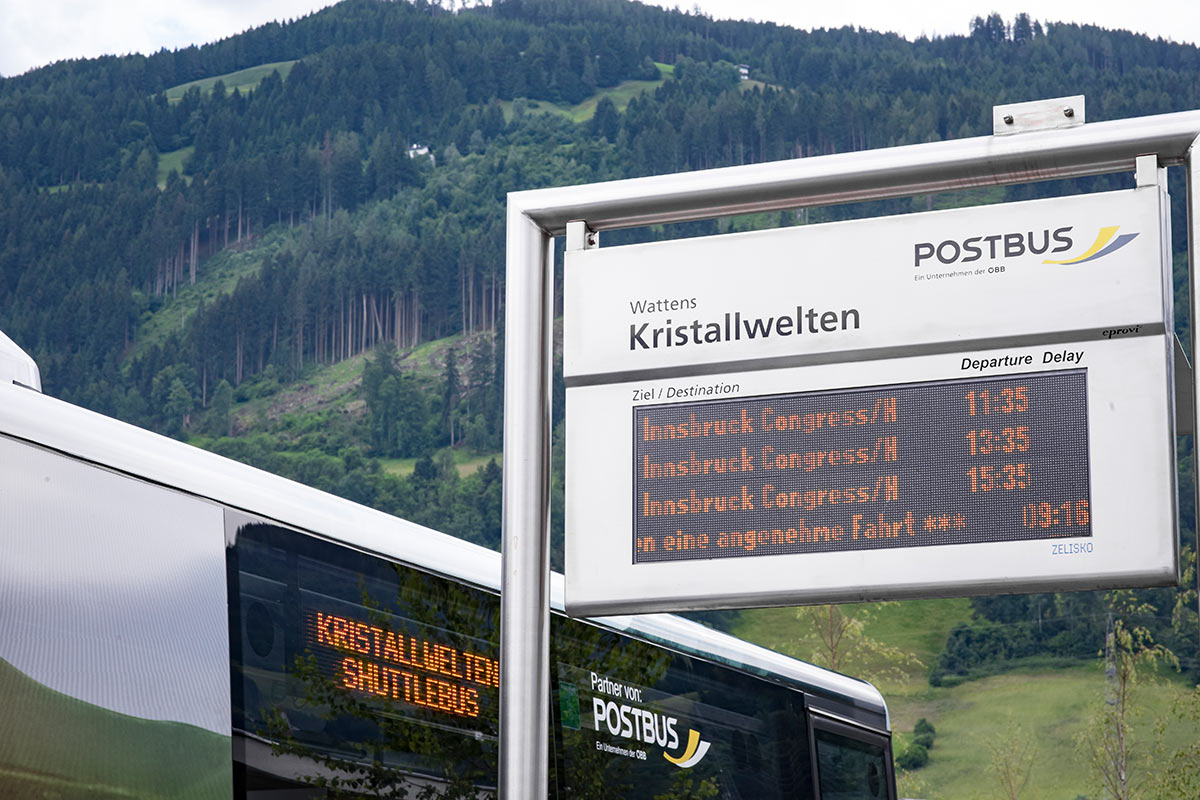 Der Shuttlebus fährt fünfmal täglich zwischen Innsbruck und den Swarovski Kristallwelten.