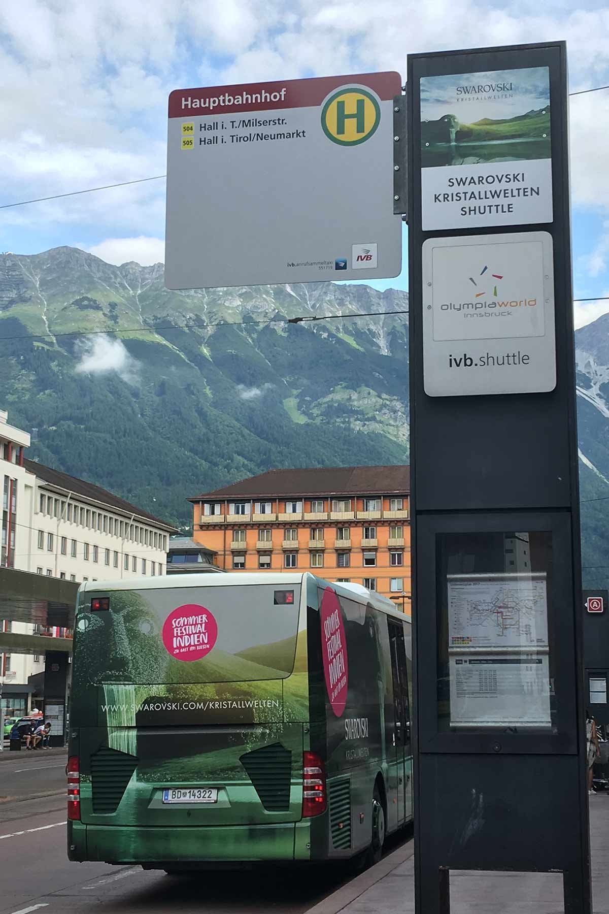 Der Swarovski Kristallwelten Shuttle am Innsbrucker Hauptbahnhof