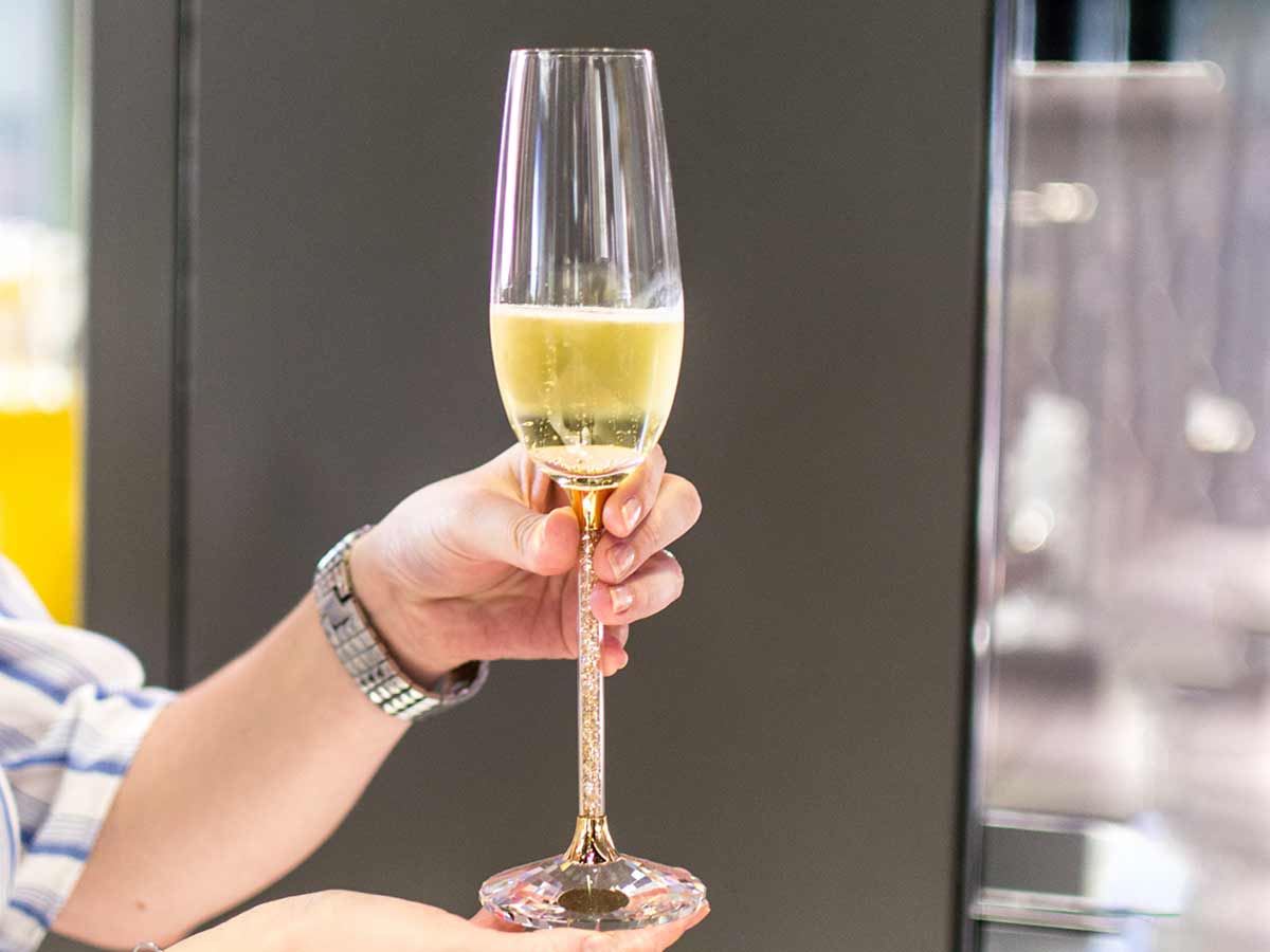 Ein Glas Champagner an der Bar im Swarovski Kristllwelten Store Wien