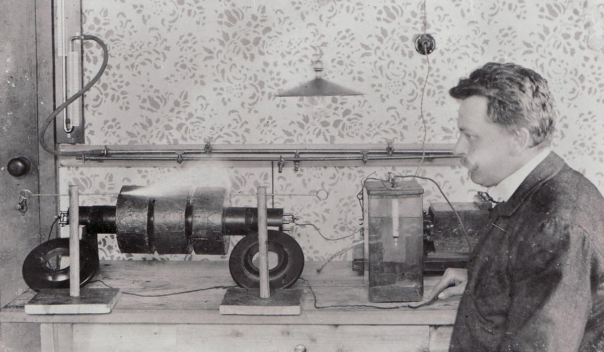 Daniel Swarovski mit seiner Maschine, ca. 1905 ©Swarovski Corporate Archive