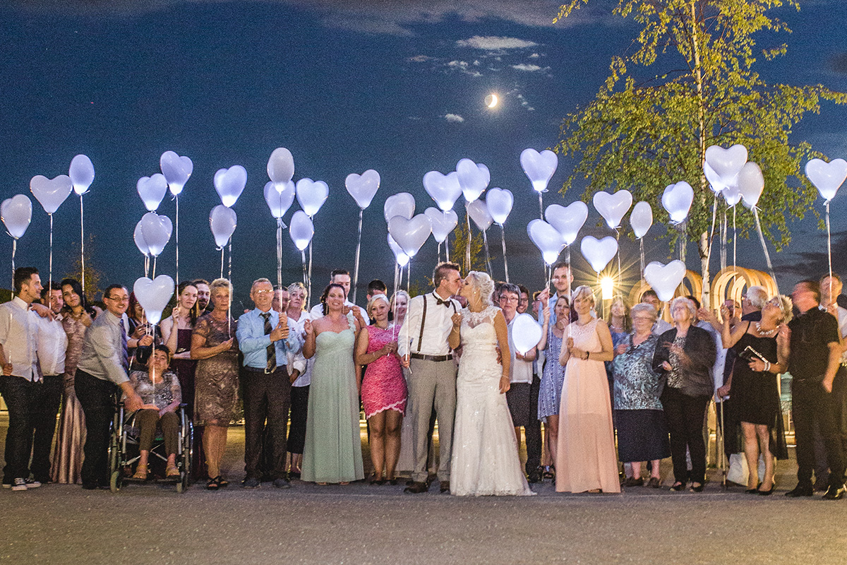 Die Hochzeitsgesellschaft lässt Luftballons steigen