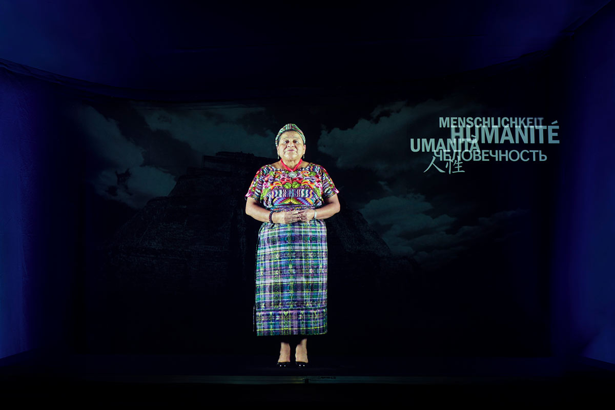 Rigoberta Menchu als Hologramm in den Swarovski Kistallwelten