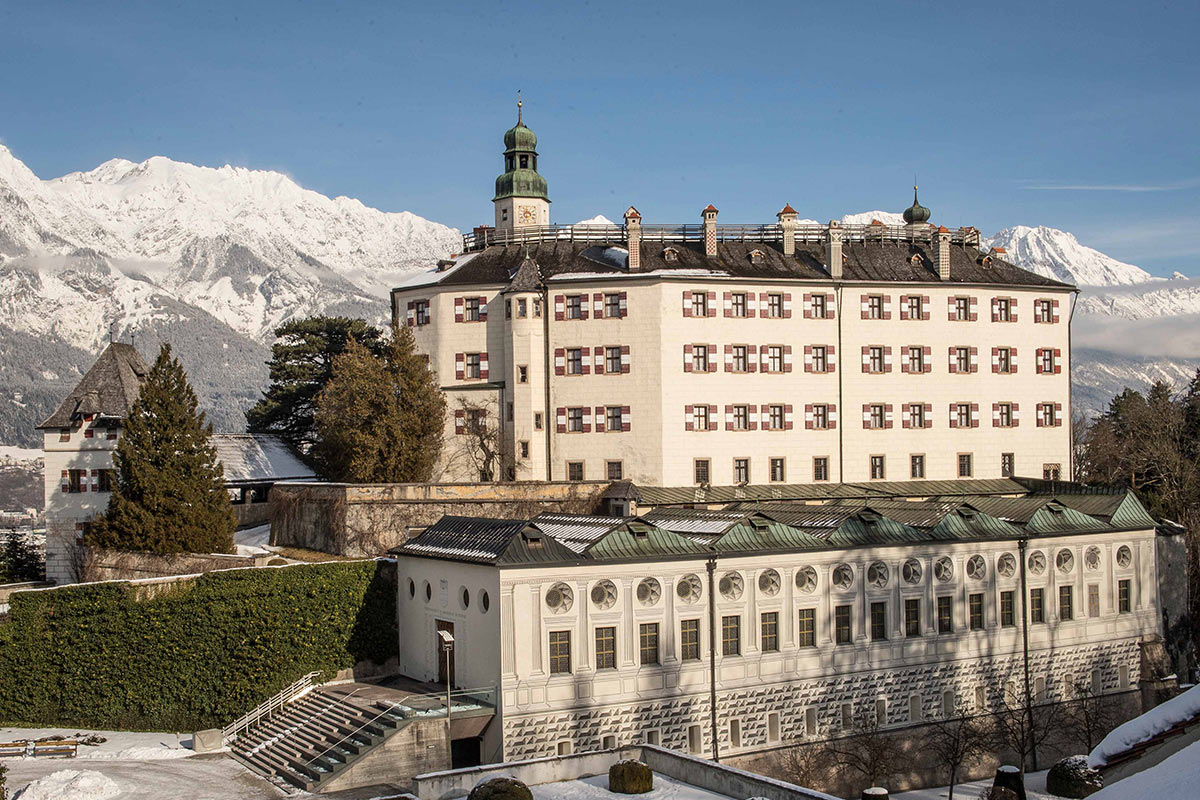 Wie Burgfräulein und Ritter... Schloss Ambras Innsbruck, Hochschloss im Winter, © KHM-Museumsverband
