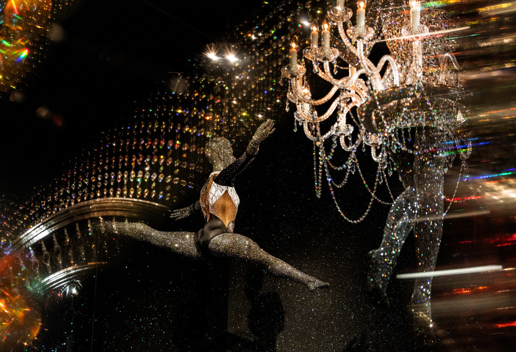 Simone Biles und Katy Perry in der Wunderkammer The Art of Performance in den Swarovski Kristallwelten.