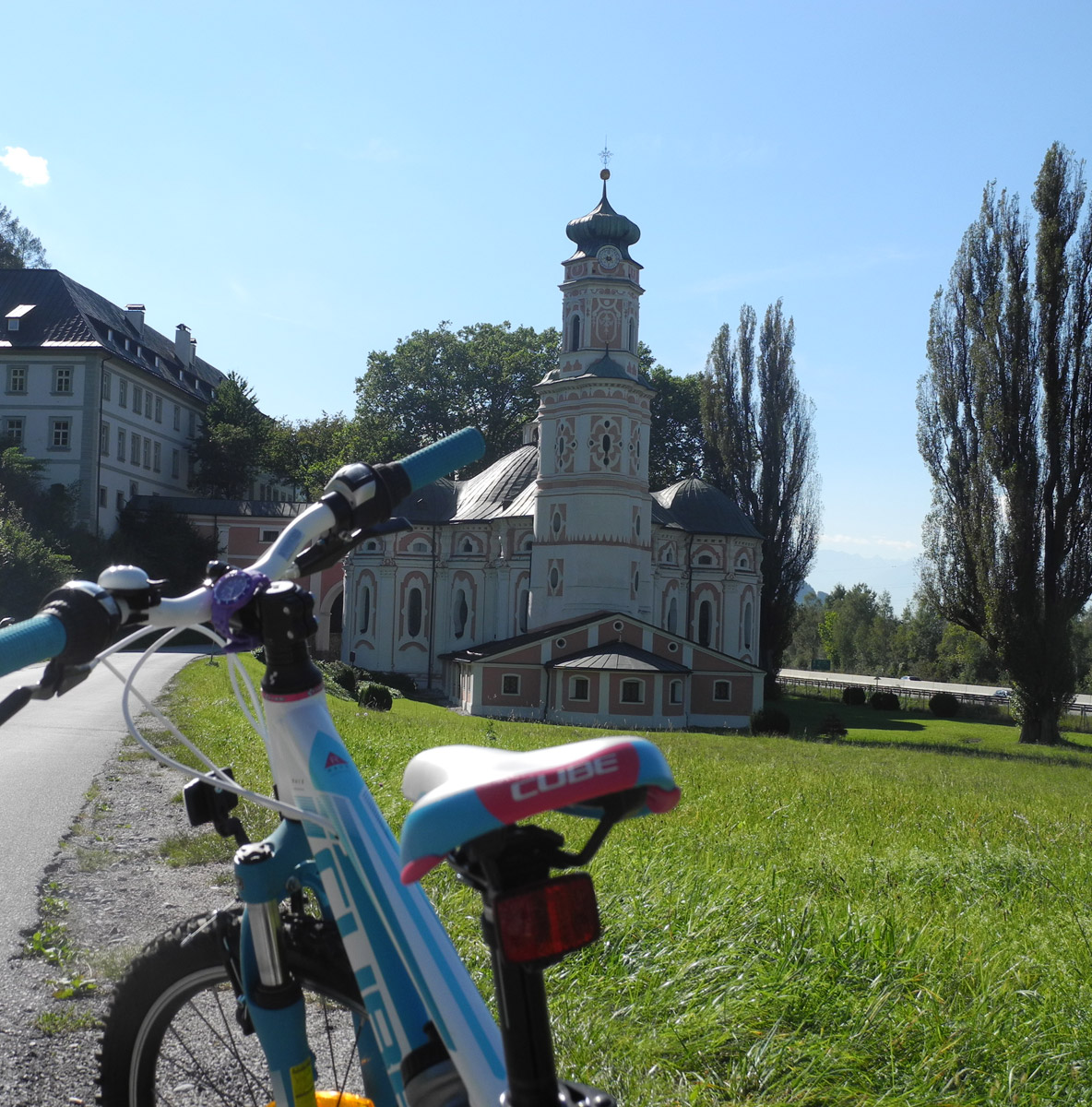 Fahrrad vor der Karlskirche in Volders