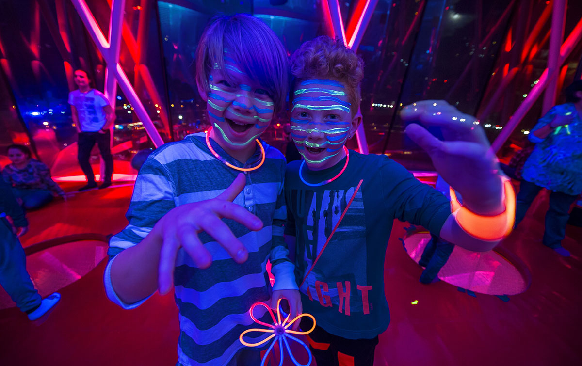 Kinder haben viel Spaß bei der Schwarzlichtdisco in den Swarovski Kristallwelten Wattens