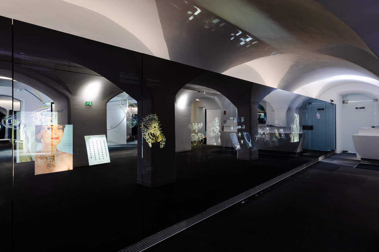 Timeless Ausstellung in der Spiegelwand im Swarovski Kristallwelten Store Innsbruck