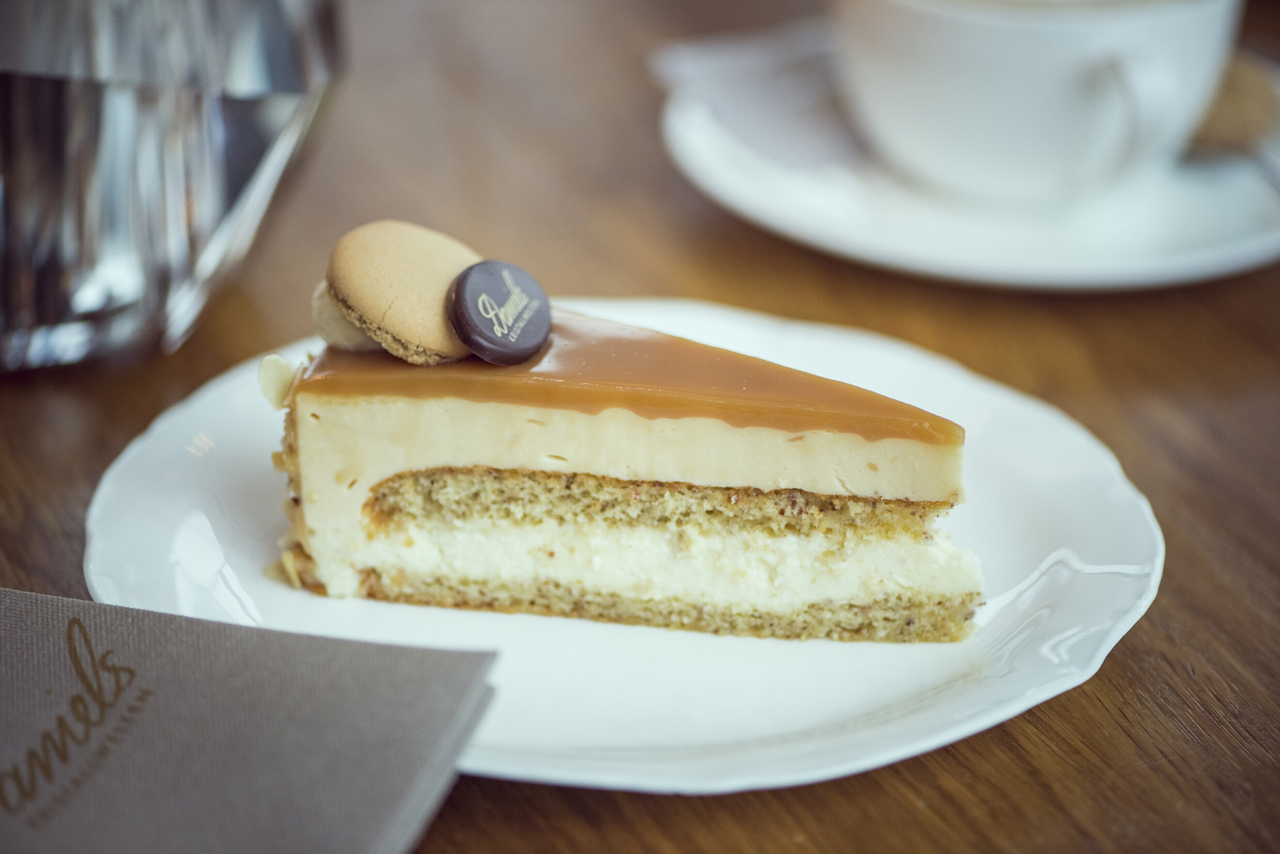Ein Stück vom Nusskuchen mit Karamell