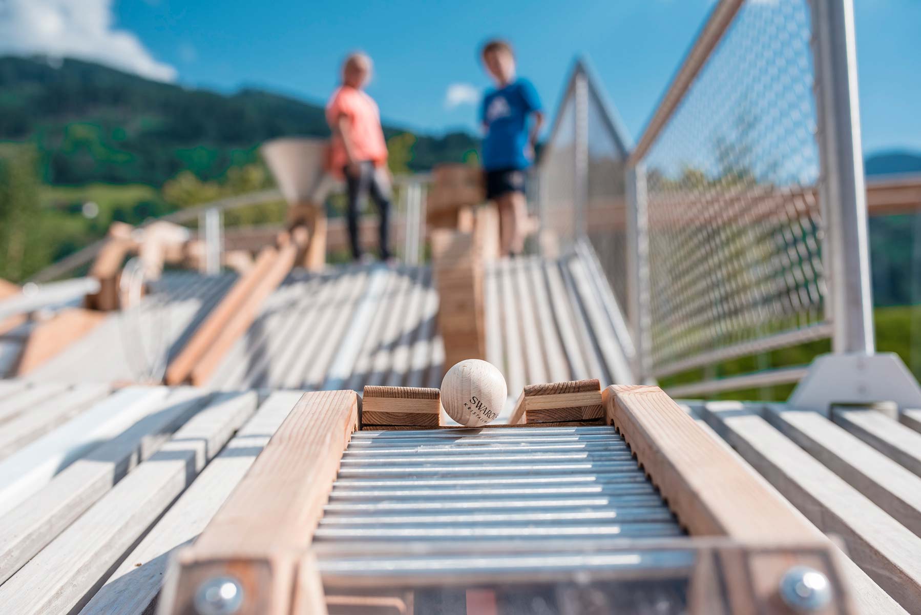 Kinder spielen mit der Holzkugelbahn in den Swarovski Kristallwelten Wattens