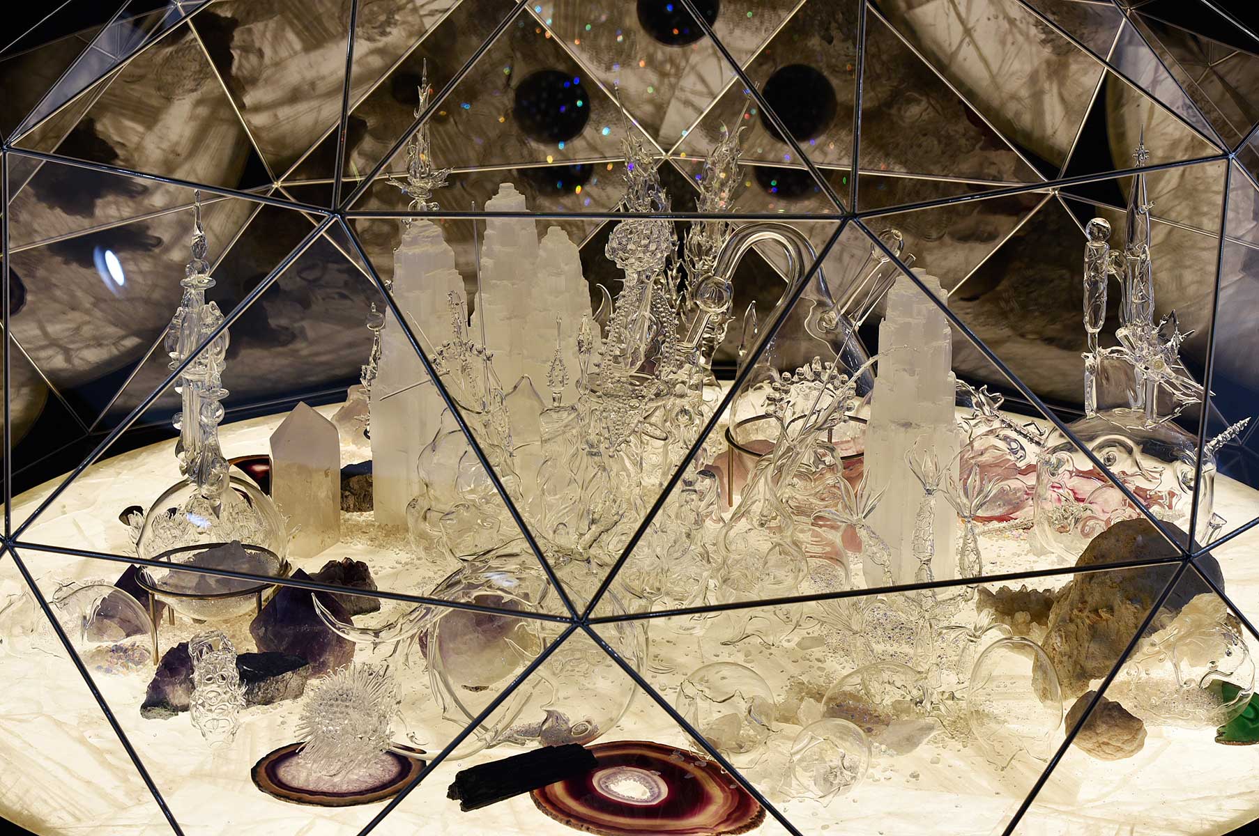 Die Ausstellung von Melli Ink unter der Bisazza Kuppel im Swarovski Kristallwelten Store