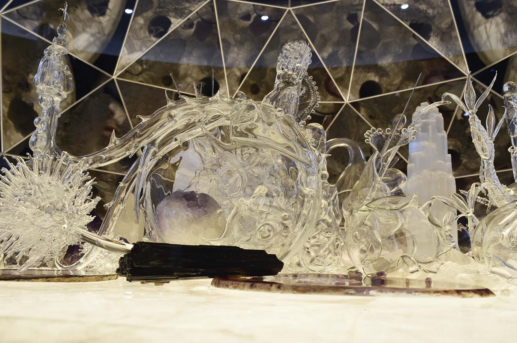 Die Ausstellung von Melli Ink unter der Bisazza Kuppel im Swarovski Kristallwelten Store