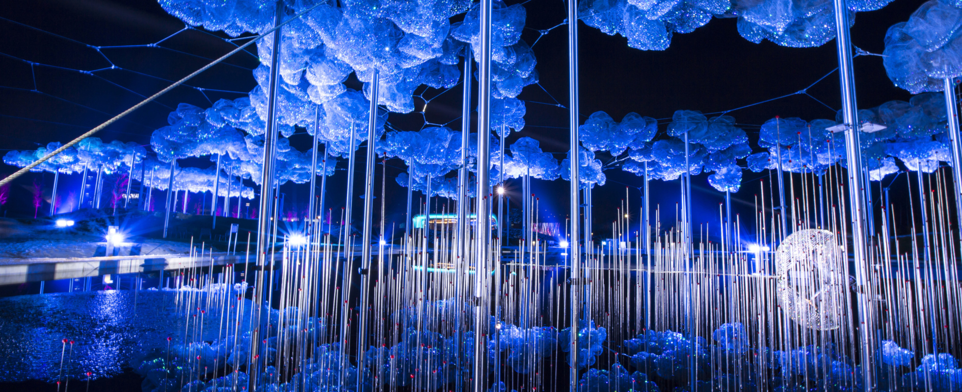 Die erleuchteten Kristallwolke während dem Lichtfestival in Wattens.